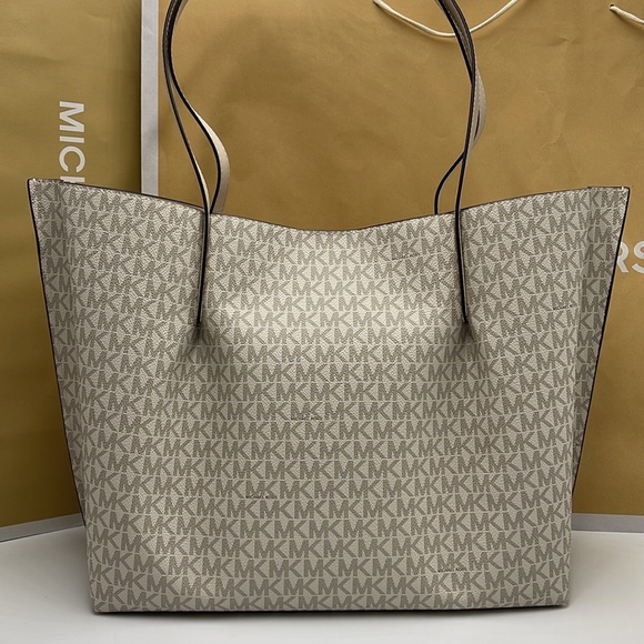 Michael Kors Emilia Large Logo Tote Bag
COLOR LT CRM MULTI
NWT - Picture 4 of 16